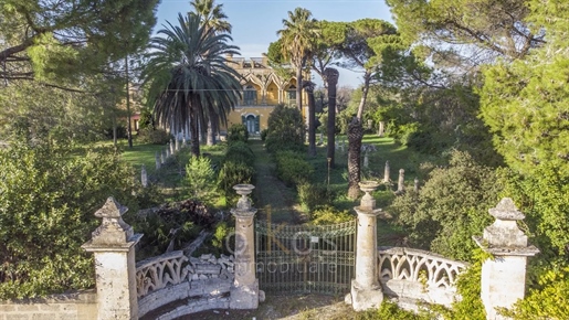Historische Villa in Apulien mit Garten und Olivenhain zu verkaufen