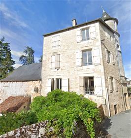 For investor: Nord Lot, 15' from Brive, large building of character offering 3 independent apartmen