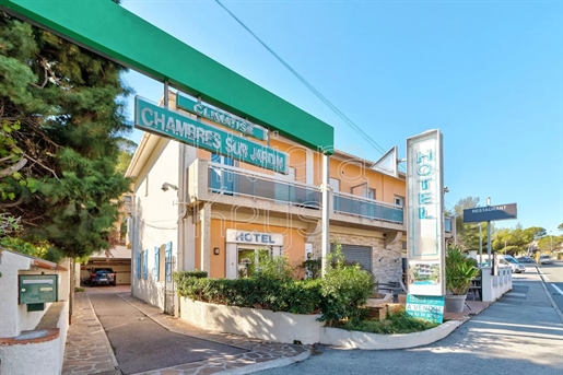 Hotel with sea view, 50 m from the beach, top location in Agay, Saint-Raphaël.