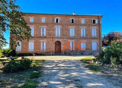 Eighteenth-century Toulouse building with exceptional view