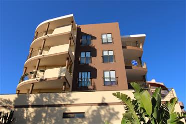 Appartement de 3 chambres avec grands balcons, parking privé, salle de rangement et piscine. 