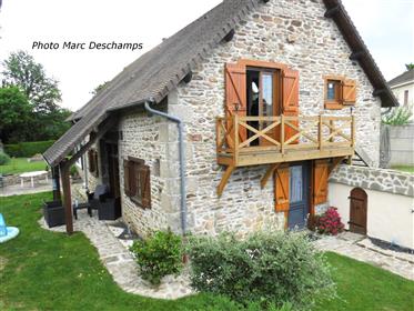 Renovated independent hamlet house, 3 bedrooms, large volumes, well maintained, on 1392m² 