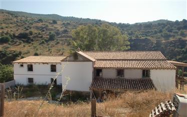 Agriturismo de 200 000 m2  con cascina in vendita. Montes de Málaga