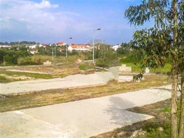 Terreno urbano com cerca de 3,5 hectares localizado em Setúbal com vistas para o Rio Sado desde o Pa