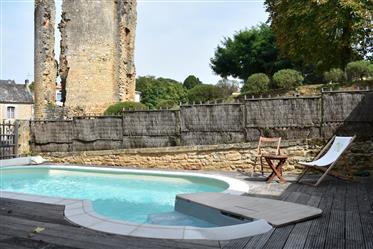 A vendre, en Dordogne, à Sainte Alvère, propriété restaurée avec cour et piscine.