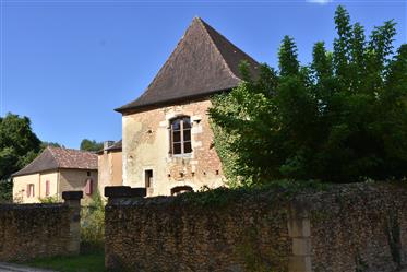 A vendre, en Dordogne,  dans le bourg de Ste Alvère, grande maison à rénover. 