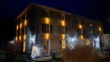 Fifteenth and nineteenth century residence with park 26 km from Vichy. –