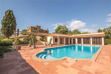 Vendesi prestigiosa proprietà con piscina vicino Pienza.