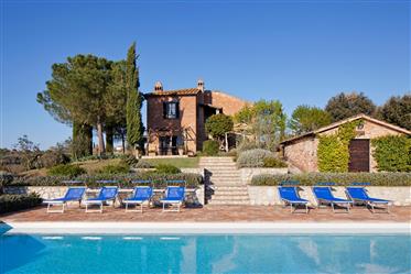Casale con piscina diviso in due appartamenti in Umbria.