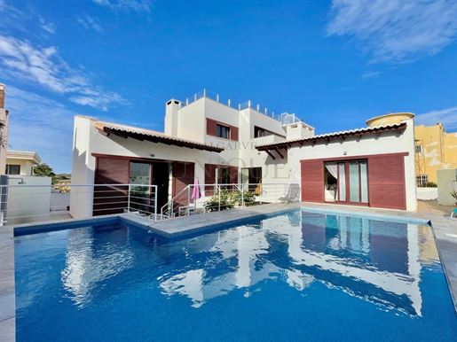 Villa avec piscine et terrasse à Lagos