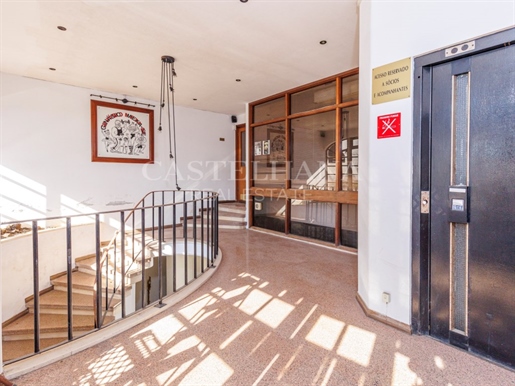 Fantastic shop with 2 floors, shopping area to Carcavelos Beach