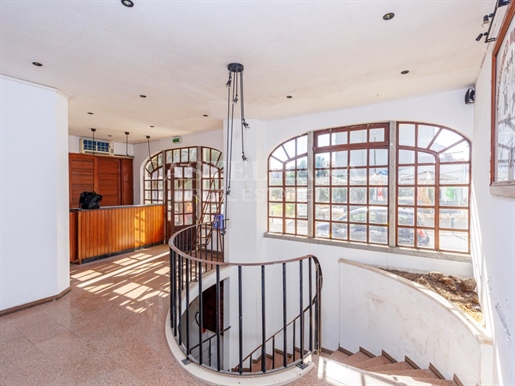 Fantastic shop with 2 floors, shopping area to Carcavelos Beach