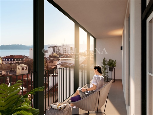Apartamento T0+1 com terraço situado na Misericórdia, Lisboa
