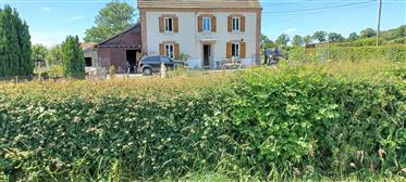 Te koop in de Creuse, regio Limousin, in de buurt van Ahun, een dorpshuis dat onmiddellijk bewoonba