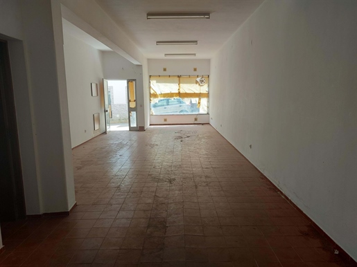 Building with Shop and 4 Studio Apartments for Sale in Portimão