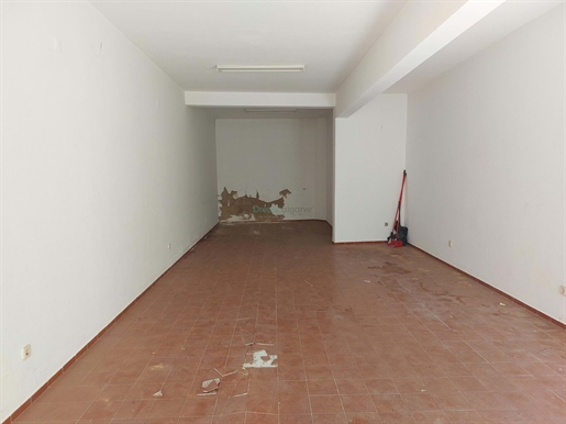 Building with Shop and 4 Studio Apartments for Sale in Portimão