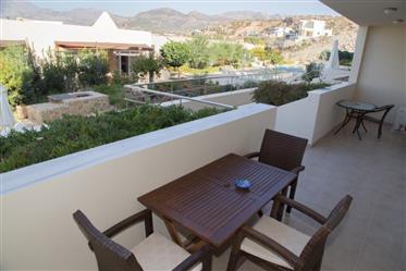 Lagada-Makrigialos: Appartement au rez-de-chaussée avec balcon bénéficiant d'une vue sur la piscine 