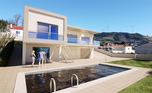 Villa contemporaine avec piscine et vue dégagée