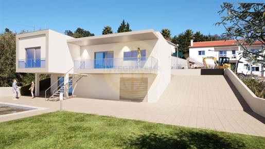 Villa contemporaine avec piscine et vue dégagée