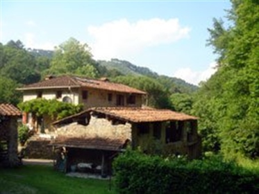 Colonica/Casale in vendita a Camaiore, in discreto stato - Rif. V 7409 borgo Toscano Lucca