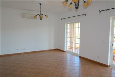 Algarve - Silves - Spacieuse maison de 3 chambres à vendre, avec un grand entrepôt en dessous