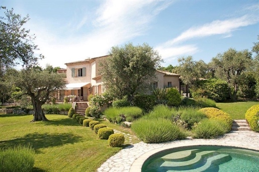 This beautiful and well kept Bastide in its pure Provencal style benefits a stunning and breathtakin