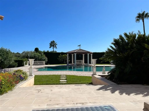 Stunning property of an overall surface of 450 m2 located on the highly sought after west side of th