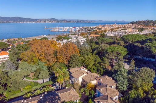 Located near the beaches and the center of the village of Saint-Tropez, this charming semi-detached