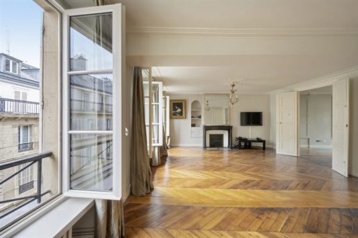 Charmant appartement de 95 m2 à Paris VIII, dans le prestigieux quartier du Faubourg Saint-Honoré. 