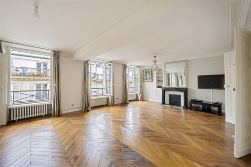 Charming 95 m2 apartment in Paris Viii, in the prestigious Faubourg Saint-Honor&eacute district. Ide