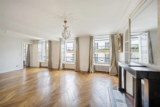 Charming 95 m2 apartment in Paris Viii, in the prestigious Faubourg Saint-Honor&eacute district. Ide
