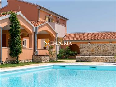 Villa de luxe avec piscine sur une parcelle de 2506 m2