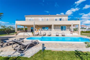 Villa de luxe et entièrement équipée avec piscine à Debeljak, Sukošan