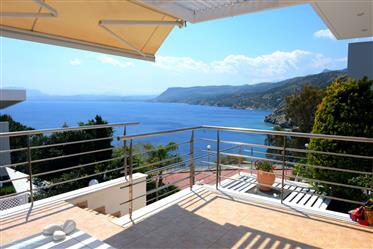 Héraklion Lygarie . A vendre villa de luxe bord de mer de 240 m² avec vue unique sur la mer.