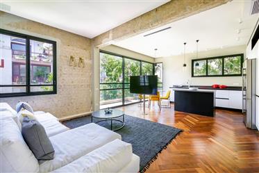 An architecturally designed 4-room apartment next to the Hilton Hotel on a quiet green street