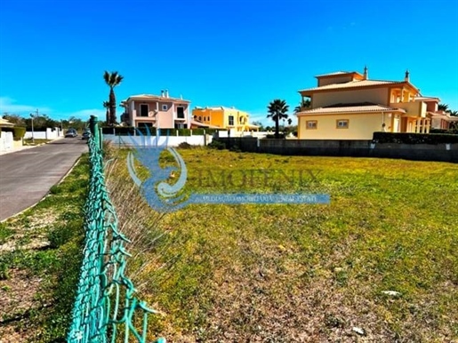 Terrain urbain avec 728m2, pour la construction d’une villa individuelle avec piscine, située à Álam