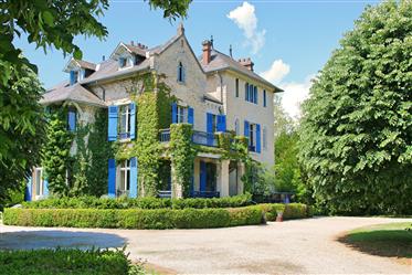 For sale Chateau + 5 gîtes and "up and running" business in Dordogne, annual rental turnover € 100.0