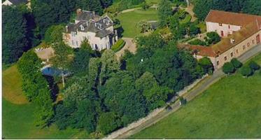 For sale Chateau + 5 gîtes and "up and running" business in Dordogne, annual rental turnover € 100.0