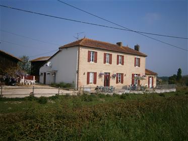 Casale rurale francese su 10 ettari con lago per la pesca