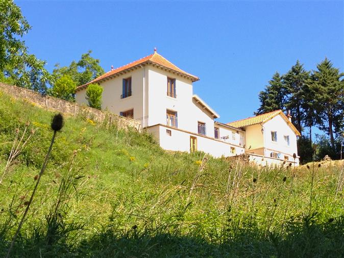 Huis van natuursteen met gîte; gelegen in de Aveyron.