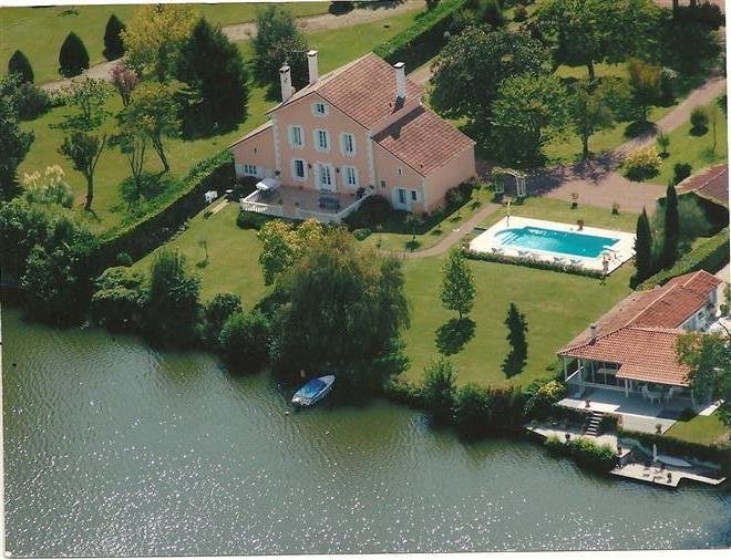 Beautiful villa on the river the "Lot"
