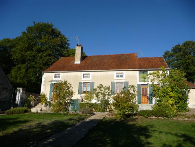 Charming 4 bedroom property set in beautiful gardens with stunning views