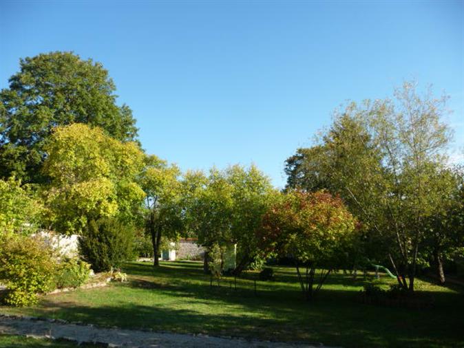 Charming 4 bedroom property set in beautiful gardens with stunning views