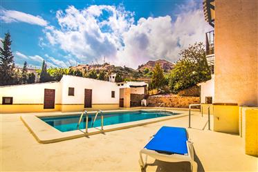 Casa de campo de 6 dormitorios, 4 salas de recepción, 4 baños en Bédar, Almería.