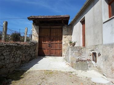 En venta: Casa de piedra adosada muy grande en Galicia, España