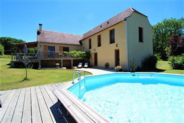 Spacious 4 bedroom and 3 bathroom Perigordian style house with pool