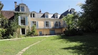 Beautiful 19th century renovated family home on outskirts of medi-evil village