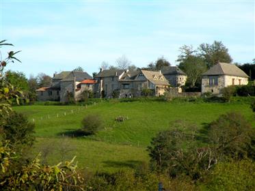 Un hameau de 7 bâtiments sur 11 ha de terrain.   