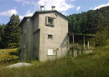 Til salg bjergrige ejendom med en to-etagers maisonette