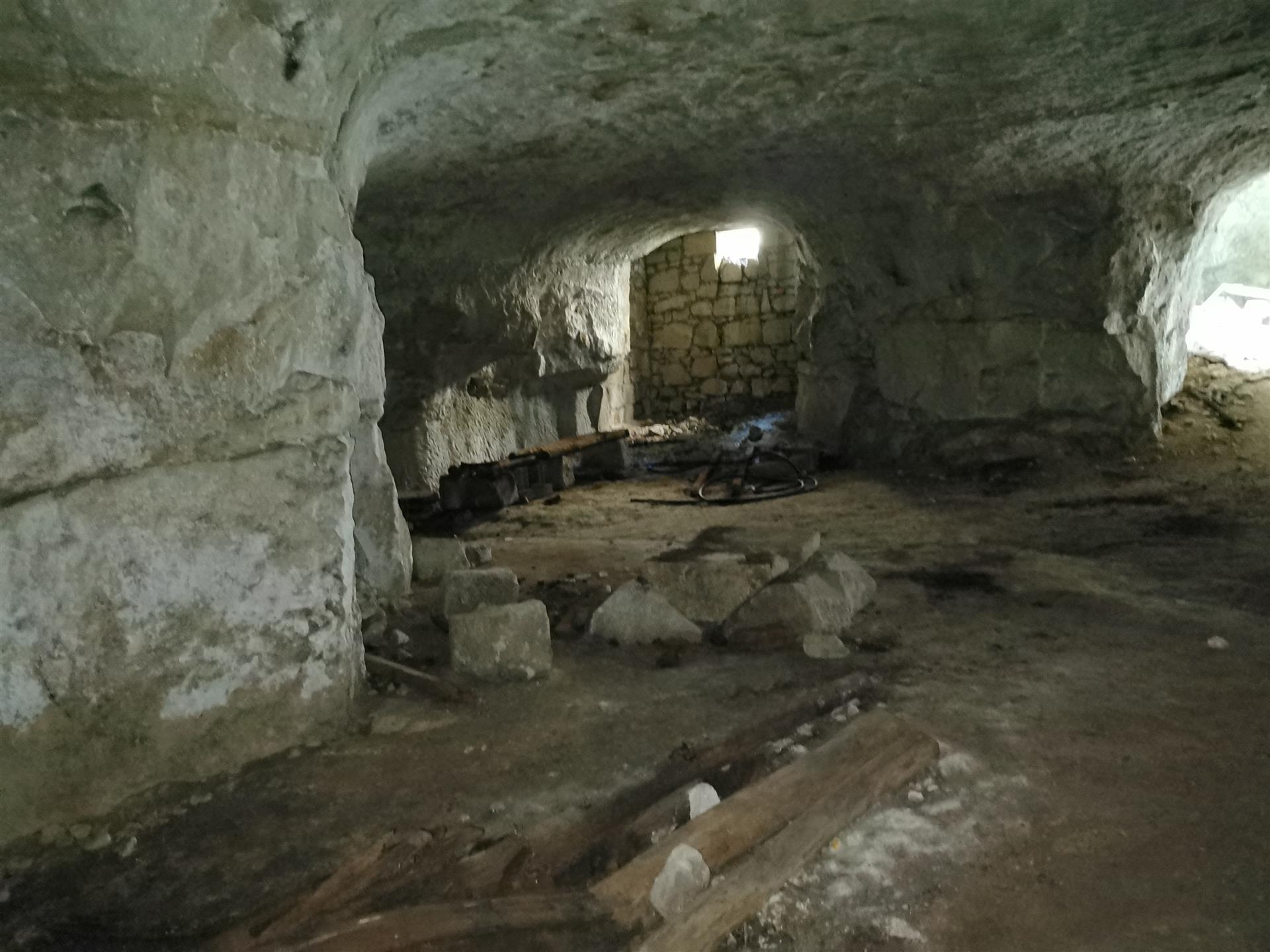 Belle cave et terrain constructible
